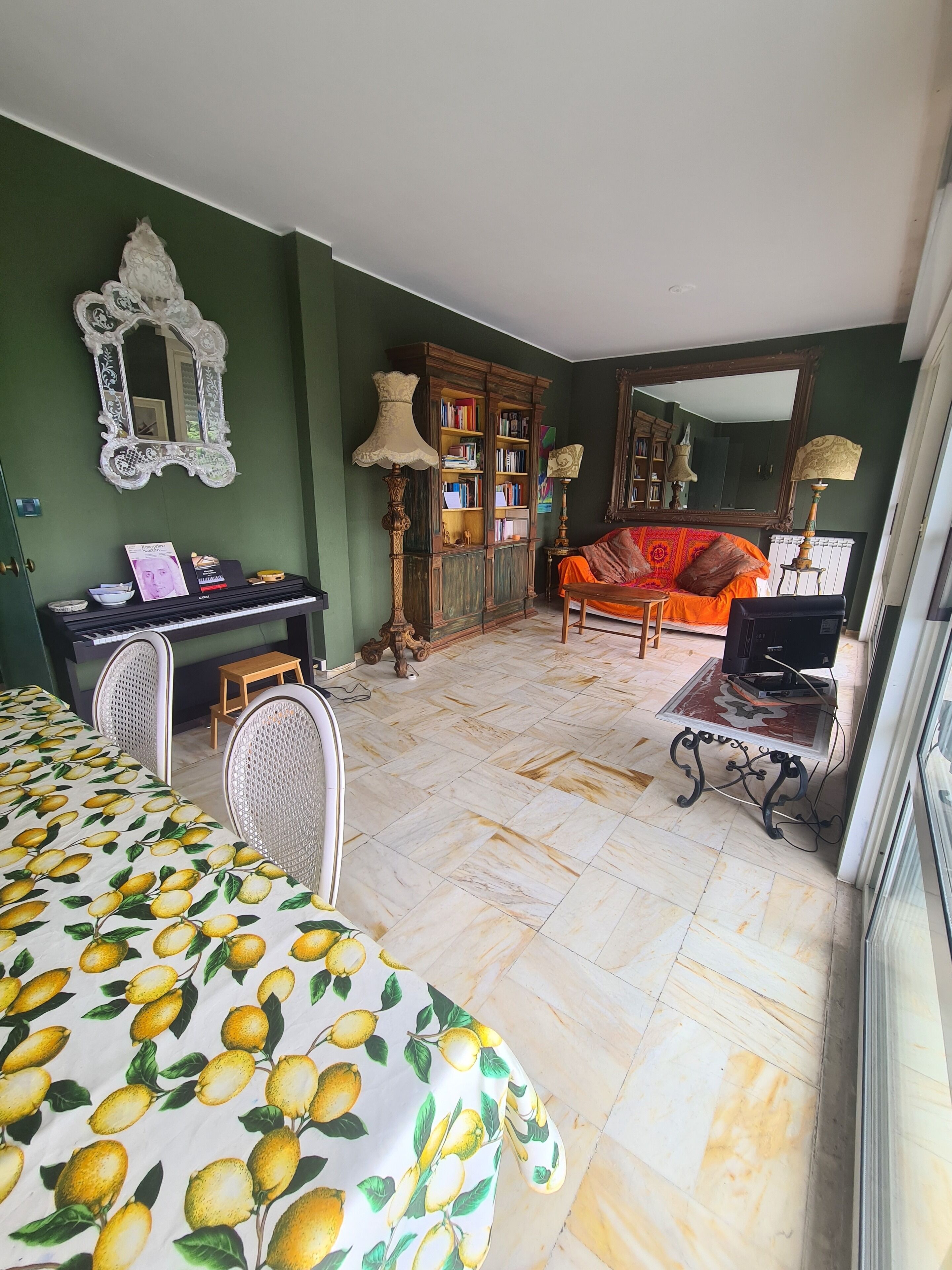 Appartamento City | Area soggiorno | TV 42 pollici con canali digitali