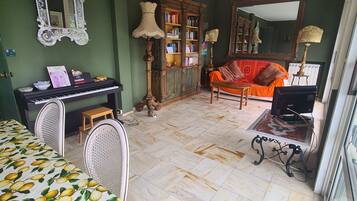 Appartamento City | Area soggiorno | TV 42 pollici con canali digitali