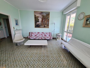 Business Apartment | Living area | 42-inch TV with digital channels - Grande Attico by PortofinoVacanze (Rapallo)