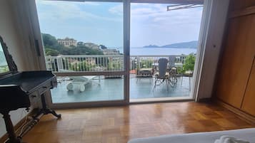 Appartamento City | Biancheria da letto ipoallergenica, una scrivania, ferro/asse da stiro