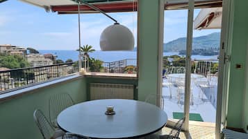 Appartamento Business | Area soggiorno | TV 42 pollici con canali digitali