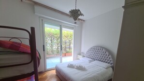 A bedroom with a bed, a window, and a balcony. - Grande Attico by PortofinoVacanze (Rapallo)