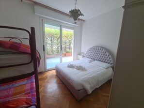 LÀgenhet City | Allergitestade sÀngklÀder, skrivbord och strykjÀrn/strykbrÀda