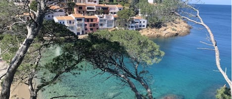 På stranden