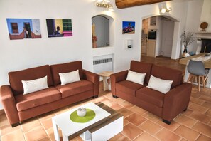 Een smart-tv en een open haard