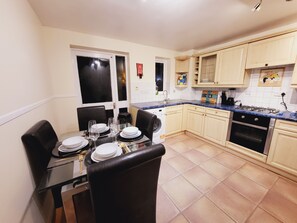 冷蔵庫、電子レンジ、オーブン、コンロ