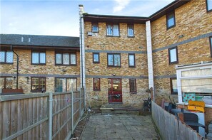 Exterior - Manor Thamesmead Apartment (London)