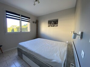 2 bedrooms - Modern T3 in Central Cavalaire - Walk to Beach & Shops, Parking, A/C, Spacious Terrace (Cavalaire-sur-Mer)