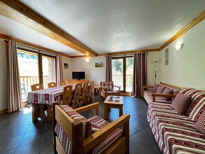 TV - Spacious apt for 8, ski-in/ski-out, parking, wifi included (Lanslebourg-Mont-Cenis)