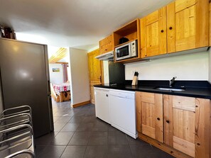 Fridge, microwave, dishwasher, coffee/tea maker - Spacious apt for 8, ski-in/ski-out, parking, wifi included (Lanslebourg-Mont-Cenis)