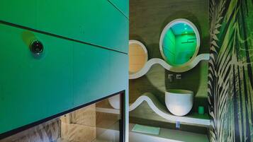 Luxe studio | Badkamer | Gratis toiletartikelen, handdoeken