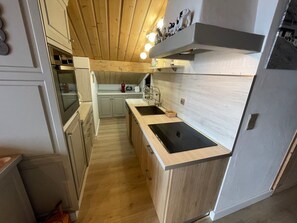 Private kitchen - Cozy 2BR Apt at Les Saisies, Close to Slopes, Sleeps 6, South Balcony, Garage Included (Les Saisies)