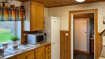 KĂŒhlschrank, Wasserkocher mit Kaffee-/Teezubehör