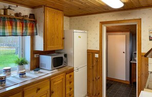 Fridge, coffee/tea maker