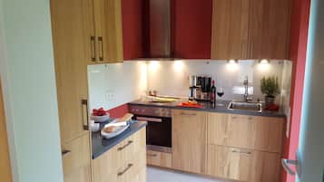 Jääkaappi, uuni, liesi, astianpesukone