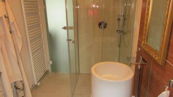 Dusche, Haartrockner, Handtücher, Seife