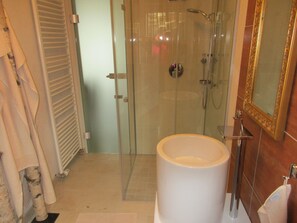 Dusche, Haartrockner, Handtücher, Seife