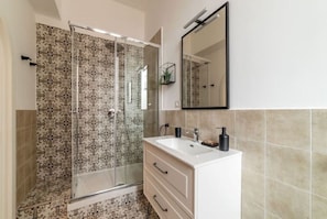 Shower, hair dryer, bidet, towels