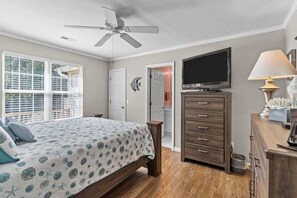 3 bedrooms, desk, iron/ironing board, travel cot - Shoal Sisters: Early Bird Special! (Oak Island)