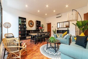 Smart TV, books - New Charming Studio Unit in the Heart of Trastevere - Studio 1 (Roma)