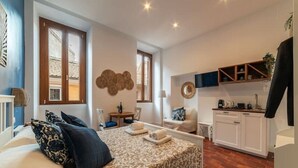 A bedroom with a bed, bedside table, and a view of the city. - New Charming Studio Unit in the heart Of Trastevere - Studio 2 (Roma)
