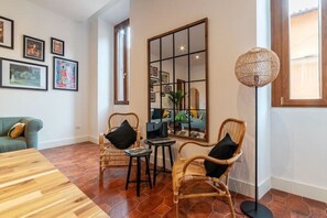 Smart TV, books - New Charming Studio Unit in the heart Of Trastevere - Studio 2 (Roma)