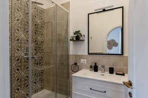 Dusche, Haartrockner, Bidet, Handtücher