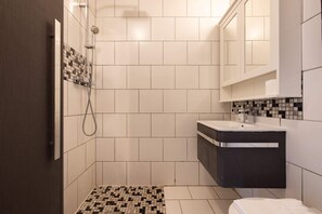 Dusj, hårføner og håndklær