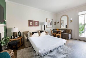 4 bedrooms, iron/ironing board, WiFi, bed sheets