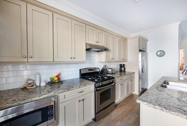 冷蔵庫、電子レンジ、オーブン、コンロ