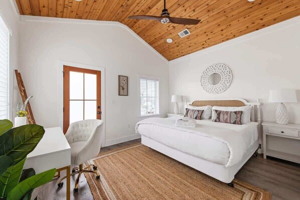 3 bedrooms, desk, iron/ironing board, travel cot - Urban Sol | Newly Built in Downtown Charleston! (Charleston)