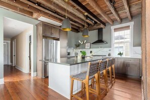 Kjøleskap, mikrobølgeovn, ovn og kokeplater