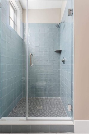 Douche, sèche-cheveux, serviettes fournies