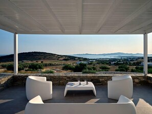 House | 5 bedrooms, desk