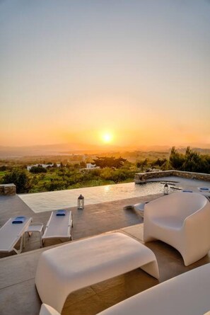 House | 4 bedrooms, desk