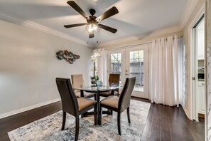 Dining - GP66B – World Cup Stay - 10 min to AT&T - Sleeps 4 - Public Transit (Grand Prairie)
