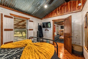 6 bedrooms, iron/ironing board, WiFi, bed sheets - Rockin' R Ranch - 5 Cabins & Sleeps 12 (Fredericksburg)