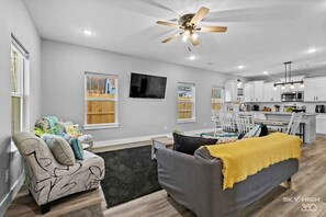 TV, offices - Central Getaway Off of I-49 (Springdale)