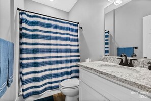 Shower, hair dryer, towels - Central Getaway Off of I-49 (Springdale)