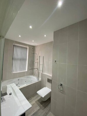 Combined shower/bathtub, deep-soaking bathtub, towels - Immaculate 1-bed Lux Apartment in Wolverhampton (Wolverhampton)