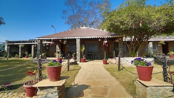Vista frontal de la propiedad