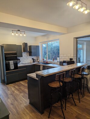 冷蔵庫、電子レンジ、オーブン、コンロ