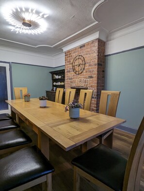 Dining - Family & pet friendly. Under 10 min walk to the beach. Playground in back garden (Rhos on Sea)
