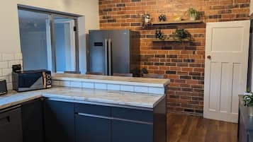 Kjøleskap, mikrobølgeovn, ovn og kokeplater