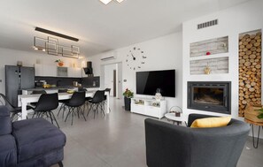 Smart TV, fireplace - Stunning home in Labin (Labin)