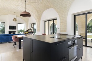 Deluxe-huvila | Oleskelualue | 35–tuumainen taulutelevisio, jossa digitaalikanavat