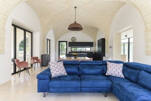 Biệt thự Deluxe | Khu phòng khách | TV màn hình phẳng 35-inch có truyền hình kỹ thuật số 