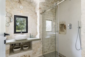 Deluxe-villa | Badeværelse | Hårtørrer, bidet, håndklæder, Sæbe