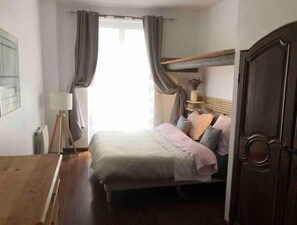 1 bedroom, bed sheets