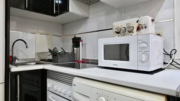 Een koelkast, een magnetron, een oven, een koffiezetapparaat/waterkoker